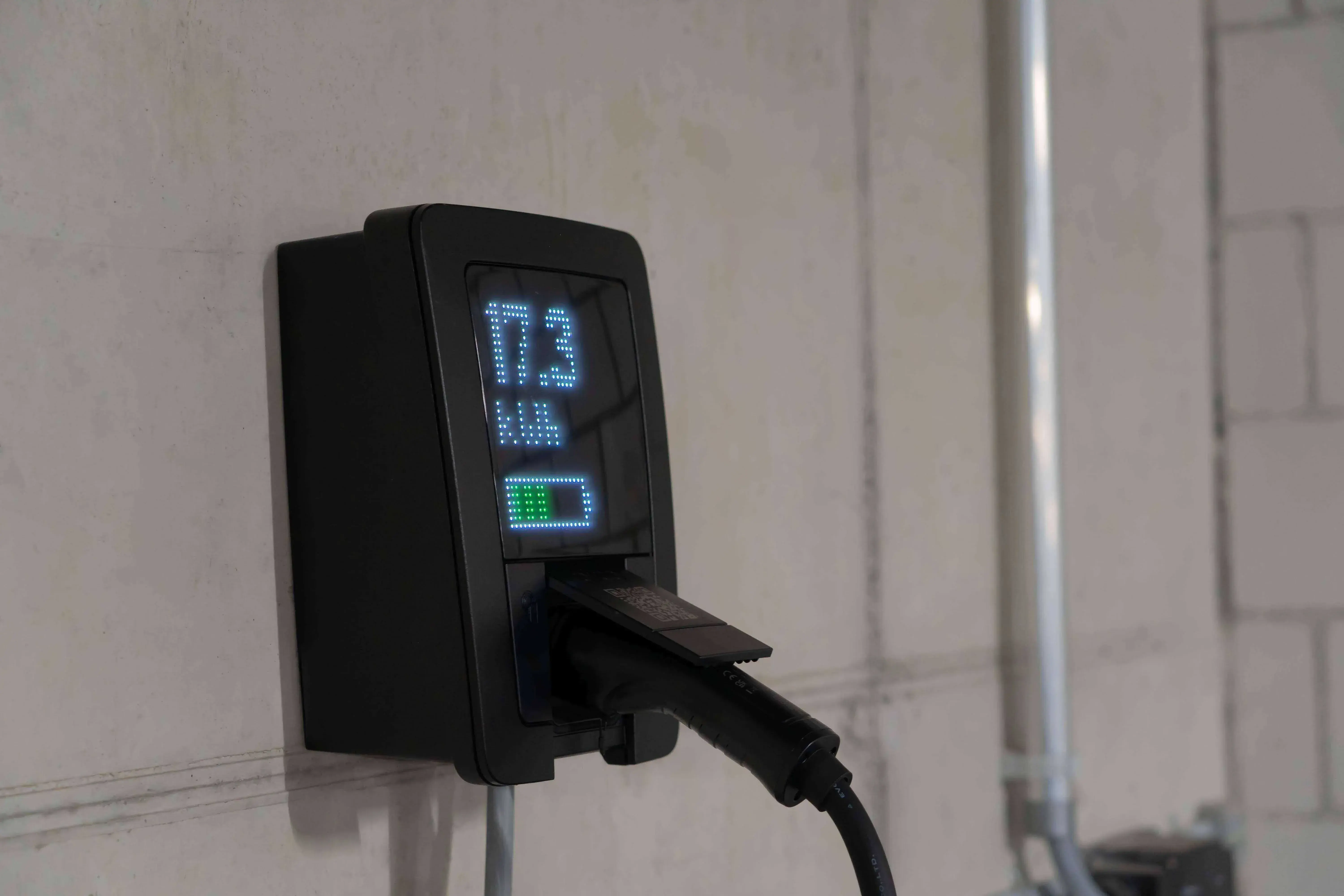Détail d’un équipement de recharge électrique installé à l’intérieur